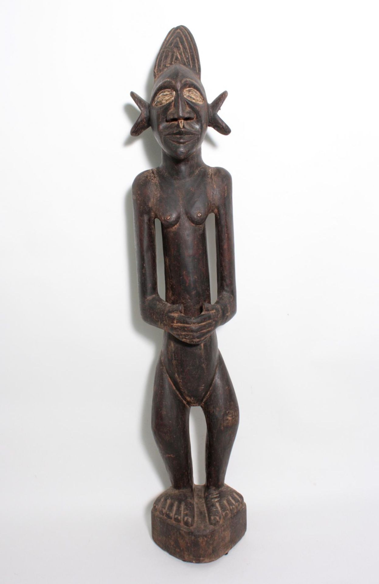 Große Figur, wohl "Eshu", Yoruba, Nigeria , 1. Hälfte 20. Jh.Holz geschnitzt, schwarze krustige