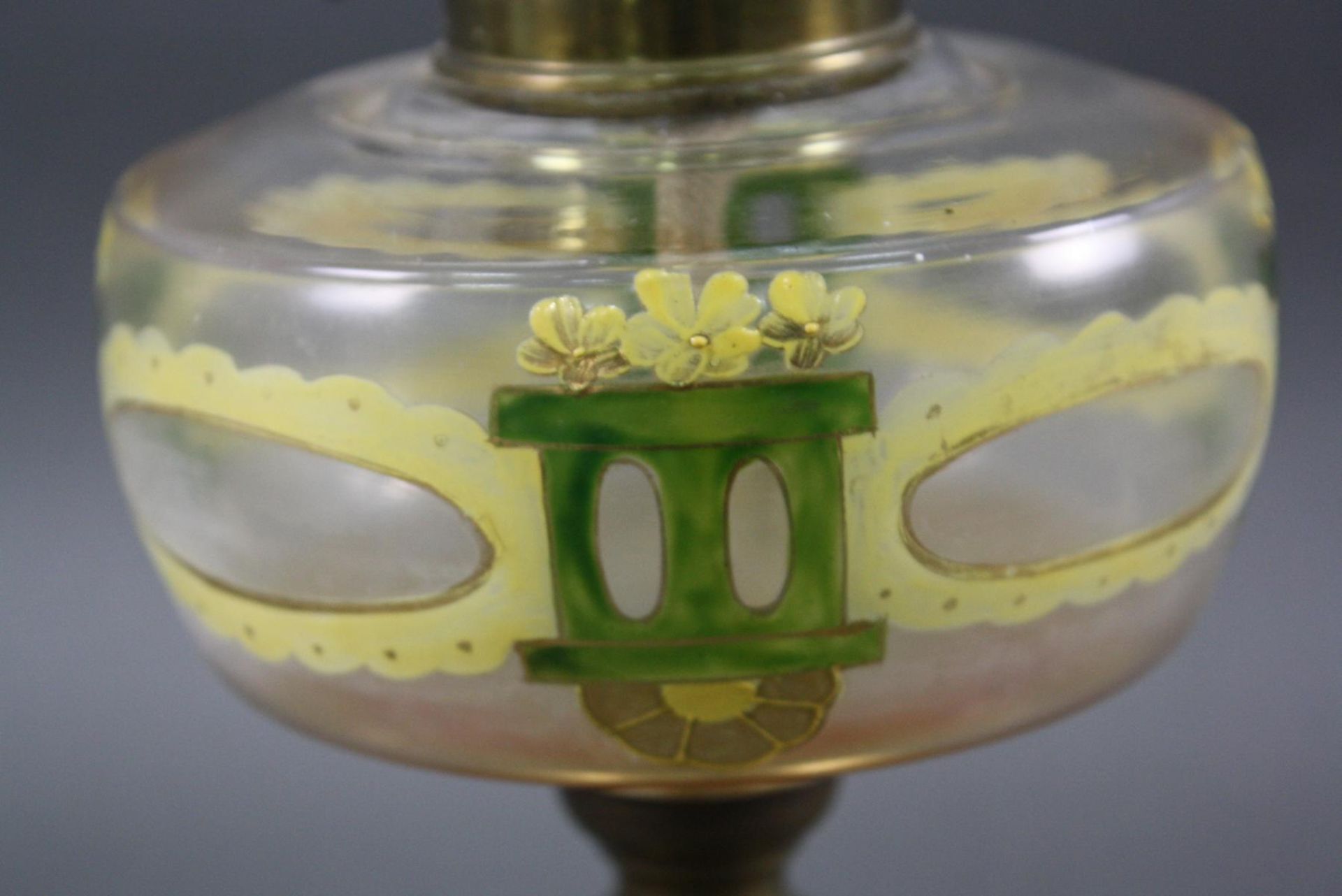 Petroleum-Tischlampe JugendstilMessing/Glas, von Hand bemalter Glasbehälter mit Jugendstilmotiv - Bild 2 aus 3