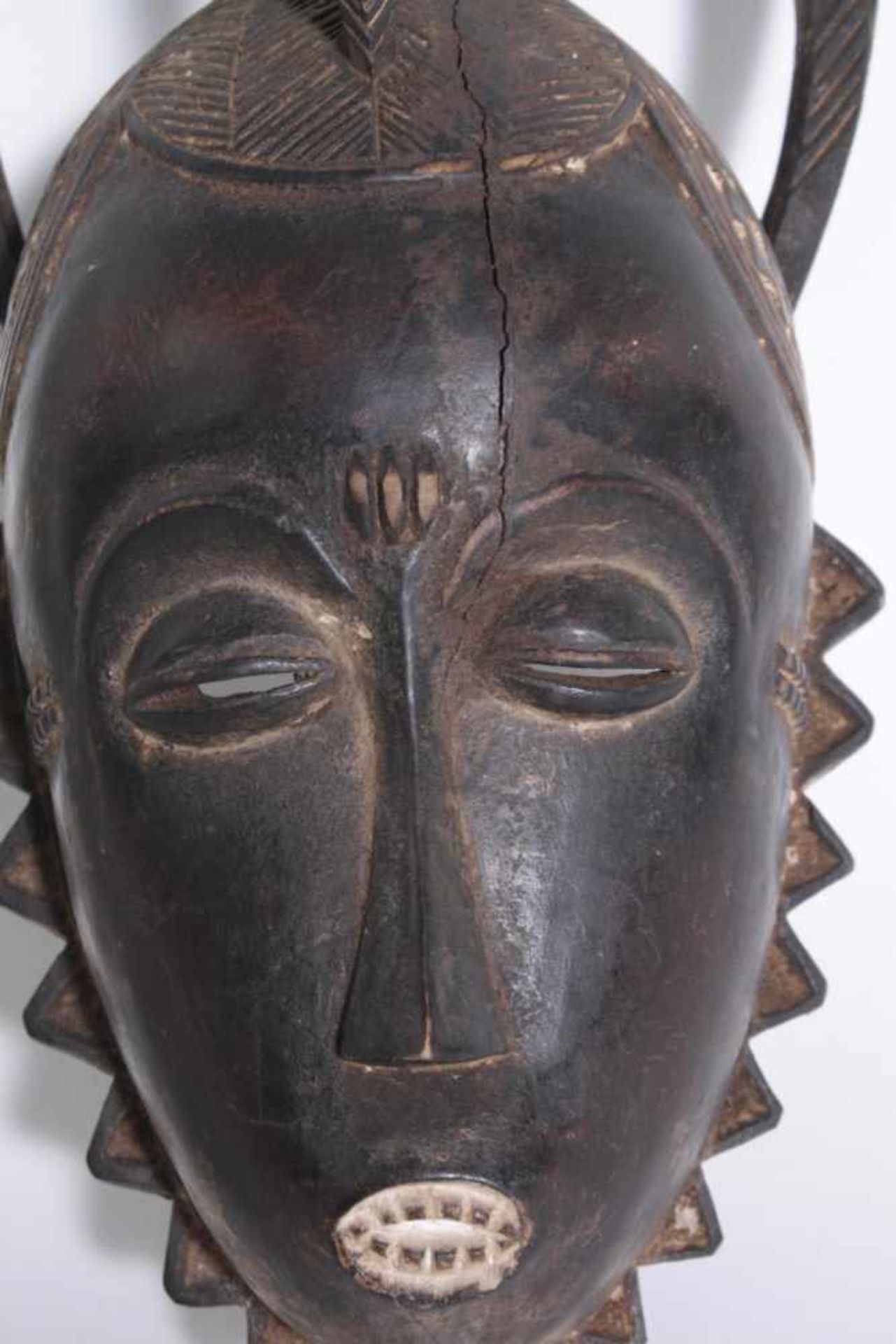 Yaure Maske, Elfenbeinküste, 1. Hälfte 20. Jh.Holz, geschnitzt, dunkelbraune Patina, Gesicht mit - Bild 4 aus 4