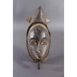 Antike Maske der Baule, Elfenbeinküste 1. Hälfte 20. Jh.Holz geschnitzt, dunkle Patina, Reste weißer