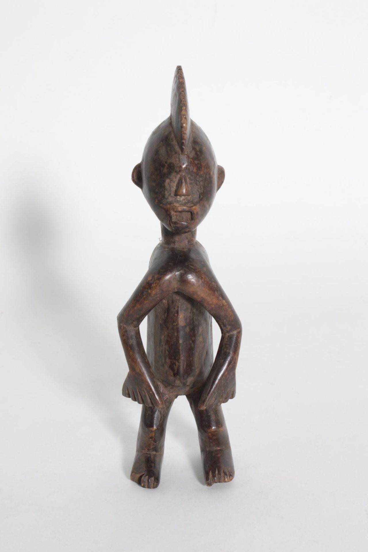 Stehende Figur, Chamba, Nigeria, 1. Hälfte 20. Jh.Holz, geschnitzt, schwarzbraune, krustig-