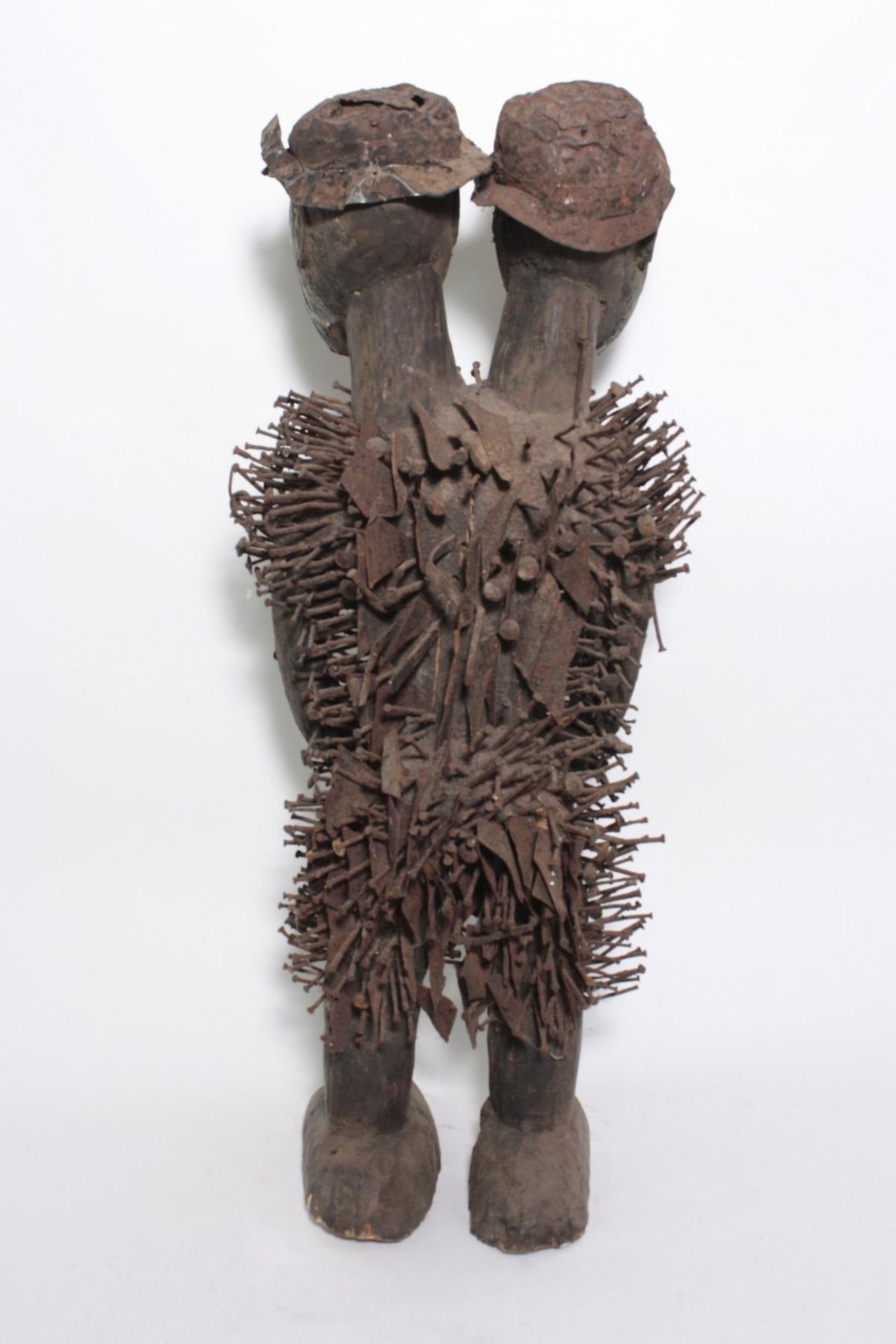 Doppelkopf-Nagelfetisch-Ritual Figur. Kongo-Yombe, Nkisi Nkondi, 1. Hälfte 20. Jh.Holz, Metallblech, - Bild 7 aus 9