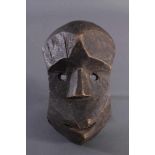 Antike Maske, Kongo 1. Hälfte 20. Jh.Holz geschnitzt, dunkle Patina, ca. 9 x 17 x 29 cm.