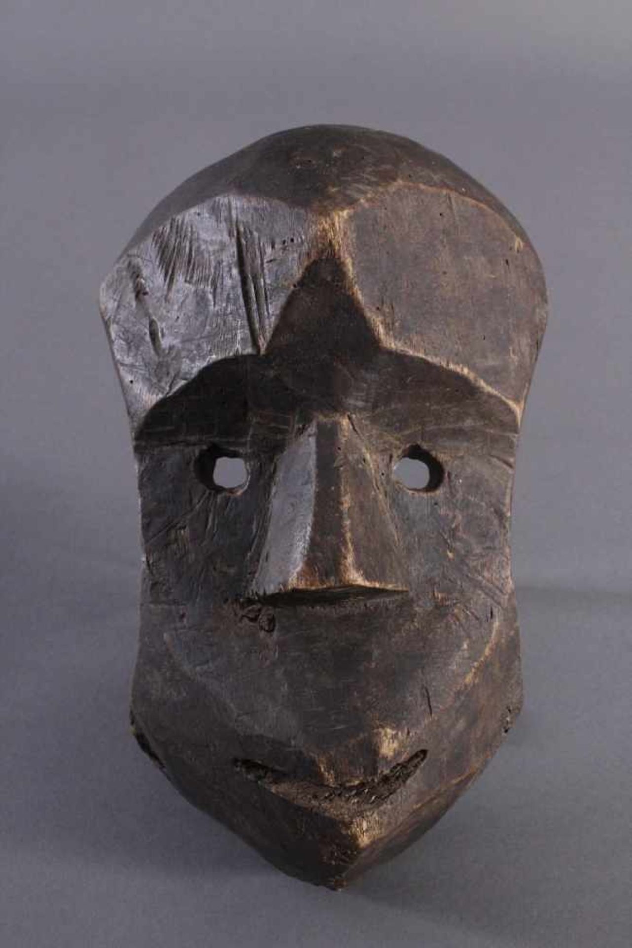 Antike Maske, Kongo 1. Hälfte 20. Jh.Holz geschnitzt, dunkle Patina, ca. 9 x 17 x 29 cm.