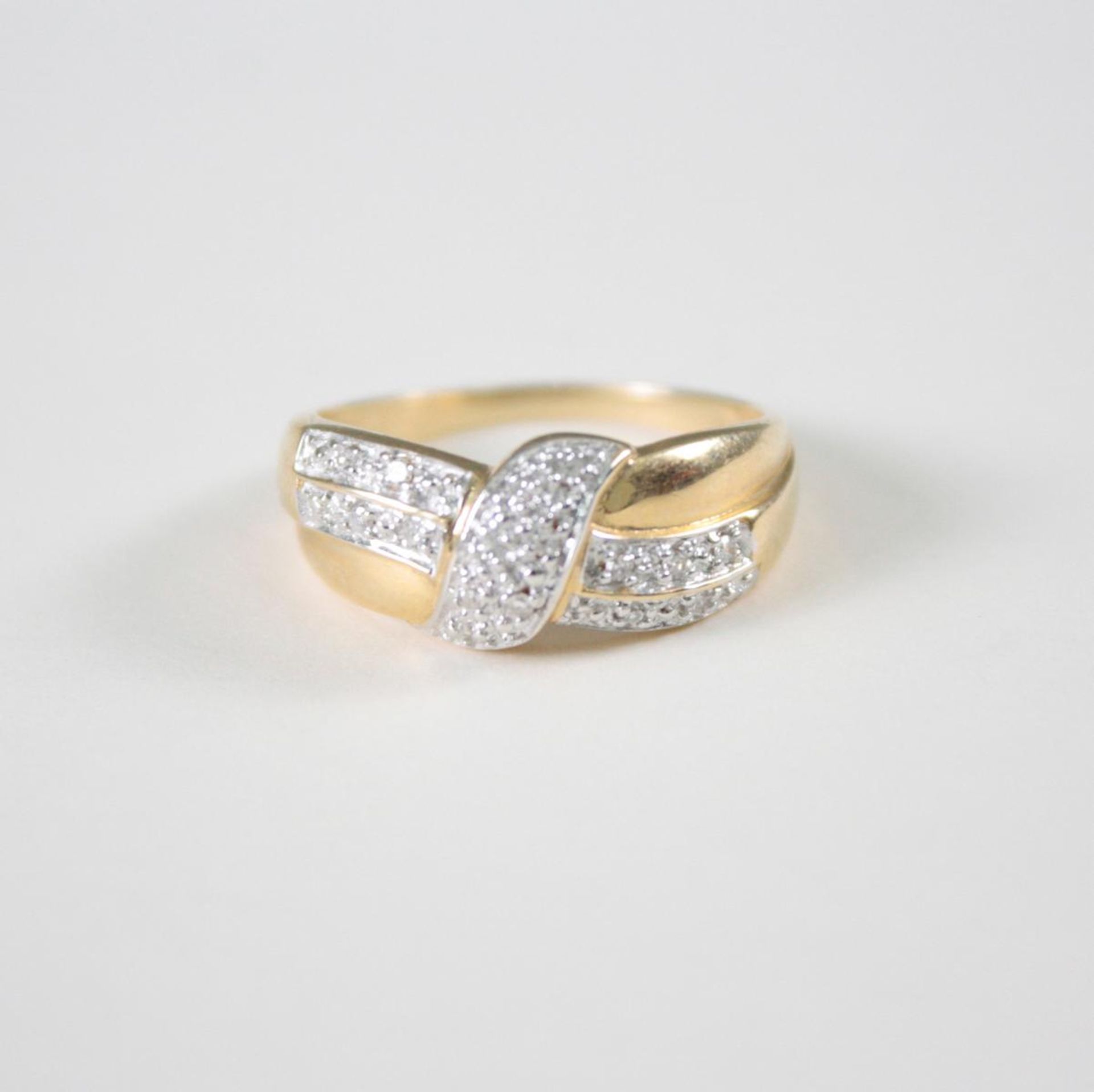 Damenring mit Diamanten, 14 Karat GelbgoldCa. 17  Diamanten von jeweils ca. 0,01 Karat,  Ringgröße