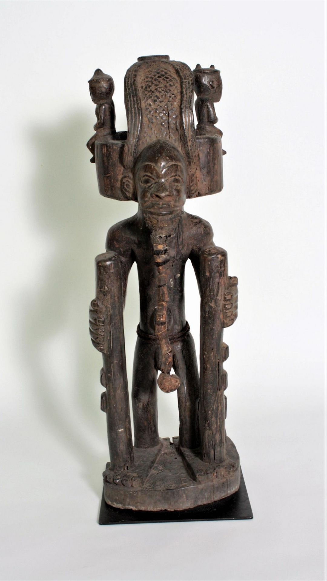 Figur des Chibinda Ilunga, Chokwe, Angola, 19. Jh.Holz mit dunkelbrauner Krustenpatina. Der