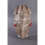 Antike Maske, Bambara, Mali 1. Hälfte 20. Jh.Holz geschnitzt, Musterritzungen, kleine Quasten als