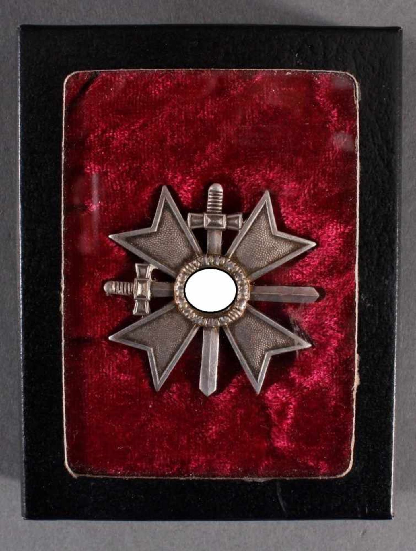 Kriegsverdienstkreuz 1. Klasse mit Schwertern, 1939Buntmetall versilbert an Nadel, in Sammelbox.