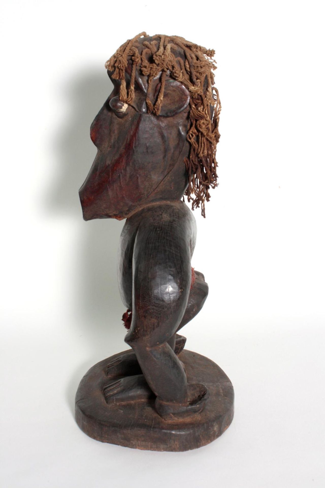 Außergewöhnliche zoomorphe Figur, wohl Kongo, 1. Hälfte 20. Jh.Holz geschnitzt. Auf Sockel - Bild 6 aus 8