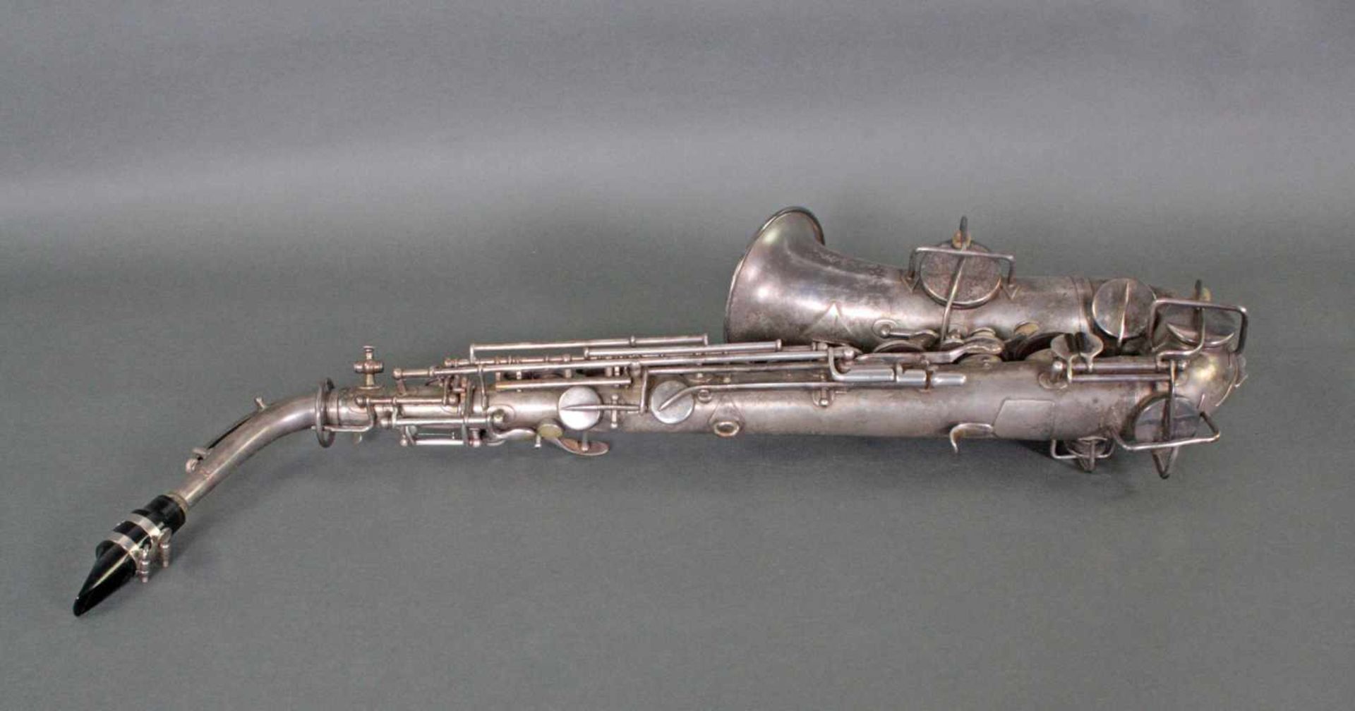 Saxophon Elkhart/Indiana, wohl 1. Hälfte 20. JahrhundertVersilbert und mit floraler Gravur. - Bild 3 aus 7