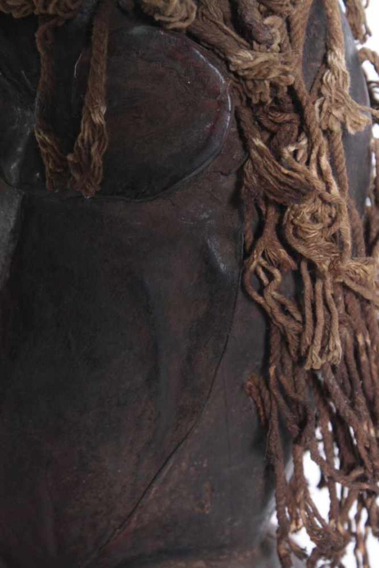 Außergewöhnliche zoomorphe Figur, wohl Kongo, 1. Hälfte 20. Jh.Holz geschnitzt. Auf Sockel - Bild 8 aus 8