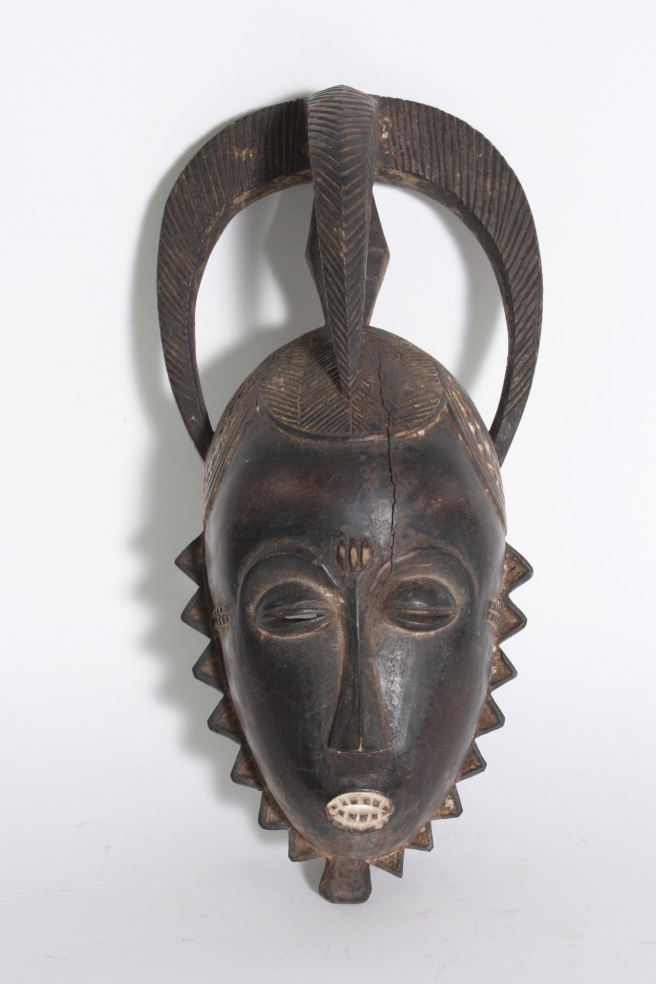 Yaure Maske, Elfenbeinküste, 1. Hälfte 20. Jh.Holz, geschnitzt, dunkelbraune Patina, Gesicht mit
