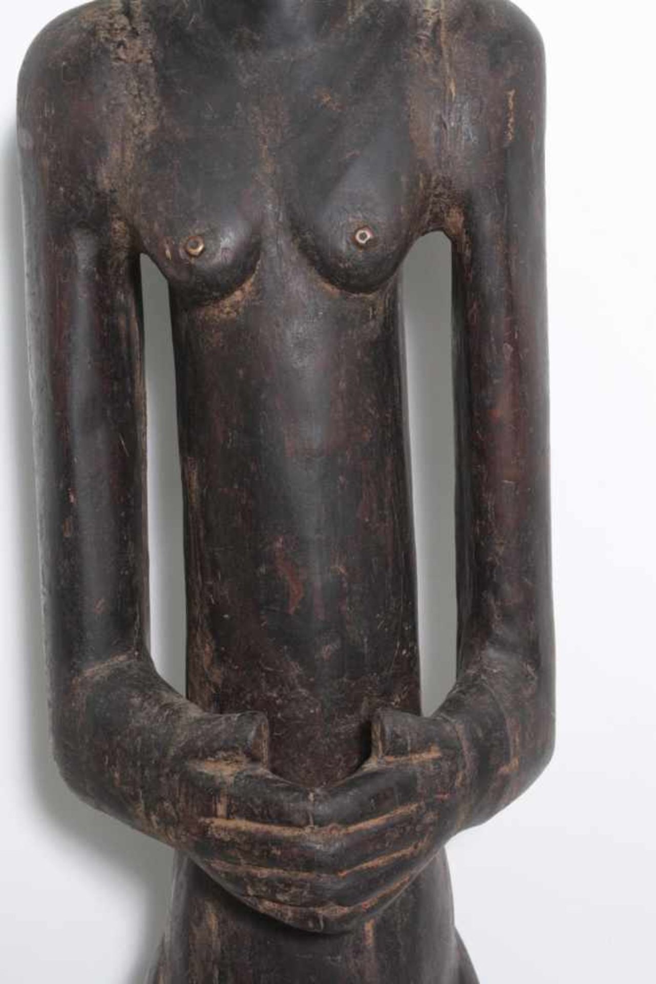 Große Figur, wohl "Eshu", Yoruba, Nigeria , 1. Hälfte 20. Jh.Holz geschnitzt, schwarze krustige - Bild 3 aus 11