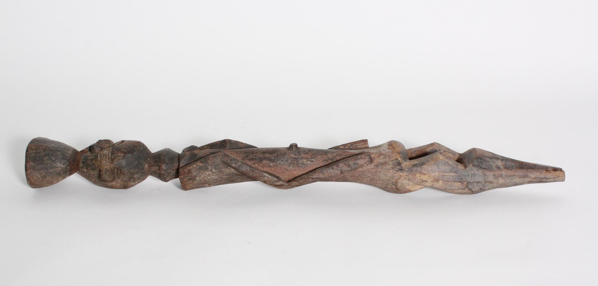 Pfahlfigur "Tauwa", Chamba, Nigeria, Kamerum, 1. Hälfte 20. Jh.Holz geschnitzt, dunkler Patina, - Bild 5 aus 6