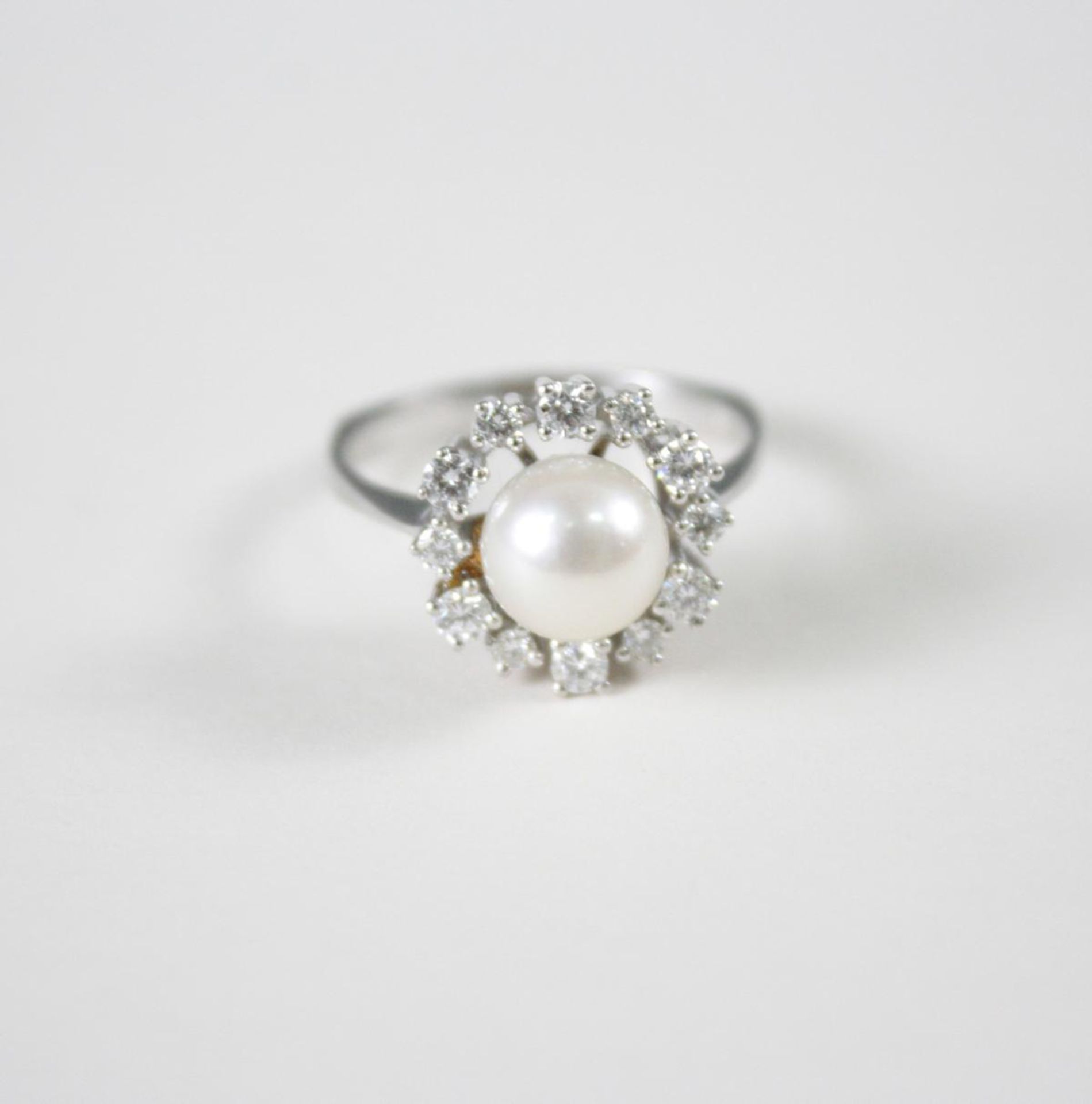 Damenring mit Perle und Diamanten, 14 Karat Weißgold1 Perle Durchmesser 0,79 cm, 12 Diamanten von