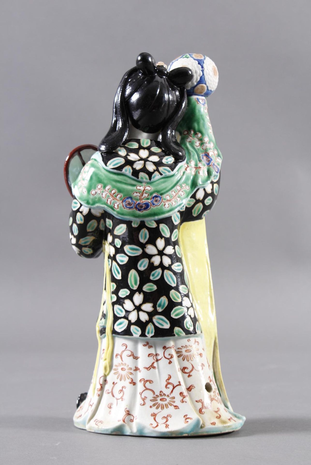 Porzellan-Räucherfigur, Mädchen, China 19. JahrhundertPolychrom bemalt, teilweise goldstaffiert. - Bild 3 aus 4