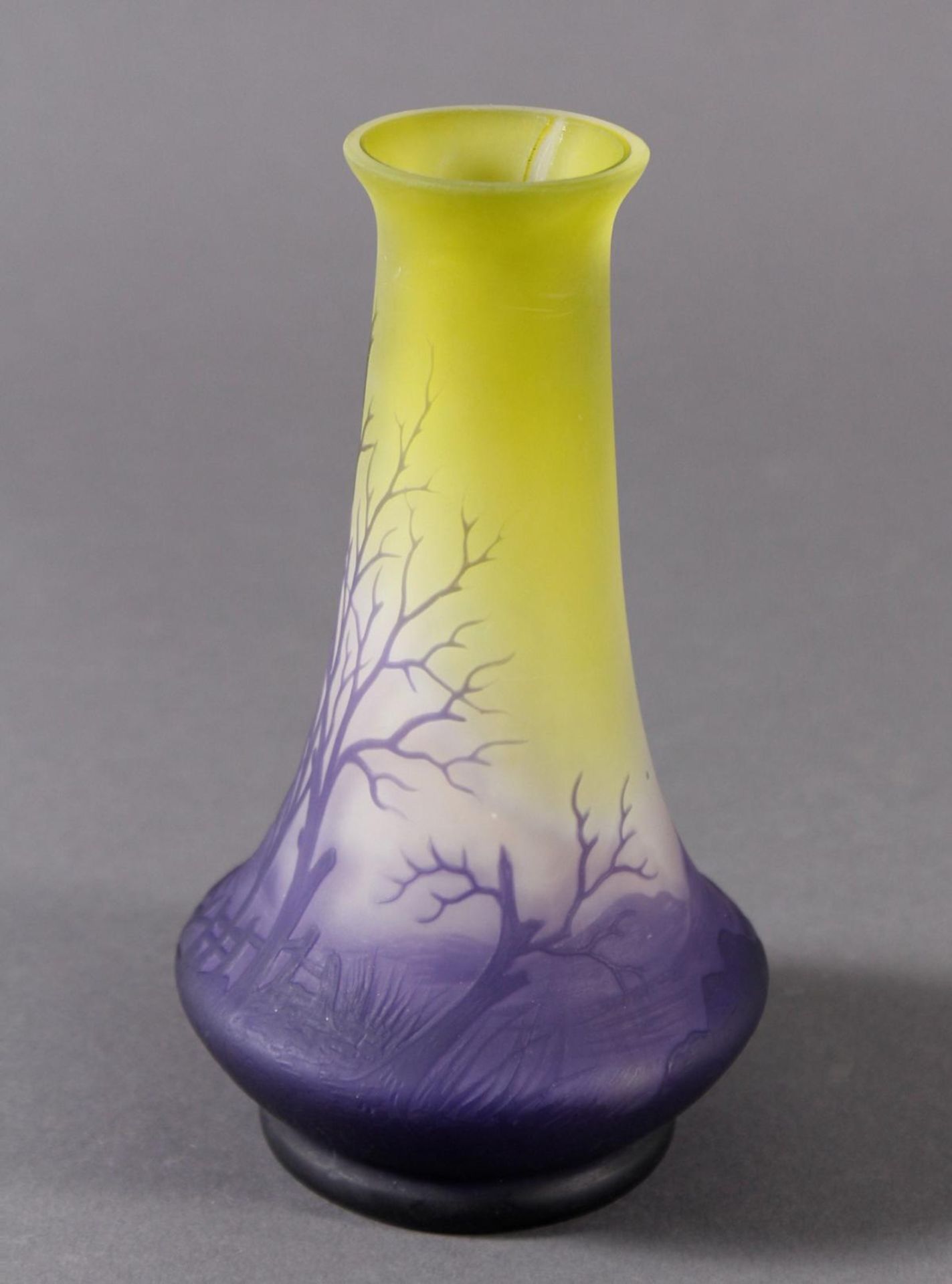 Jugendstil Glas Ziervase "Paysage", Fichèr ,um 1920Zweifach geätztes Überfangglas. Über Stand - Image 3 of 5