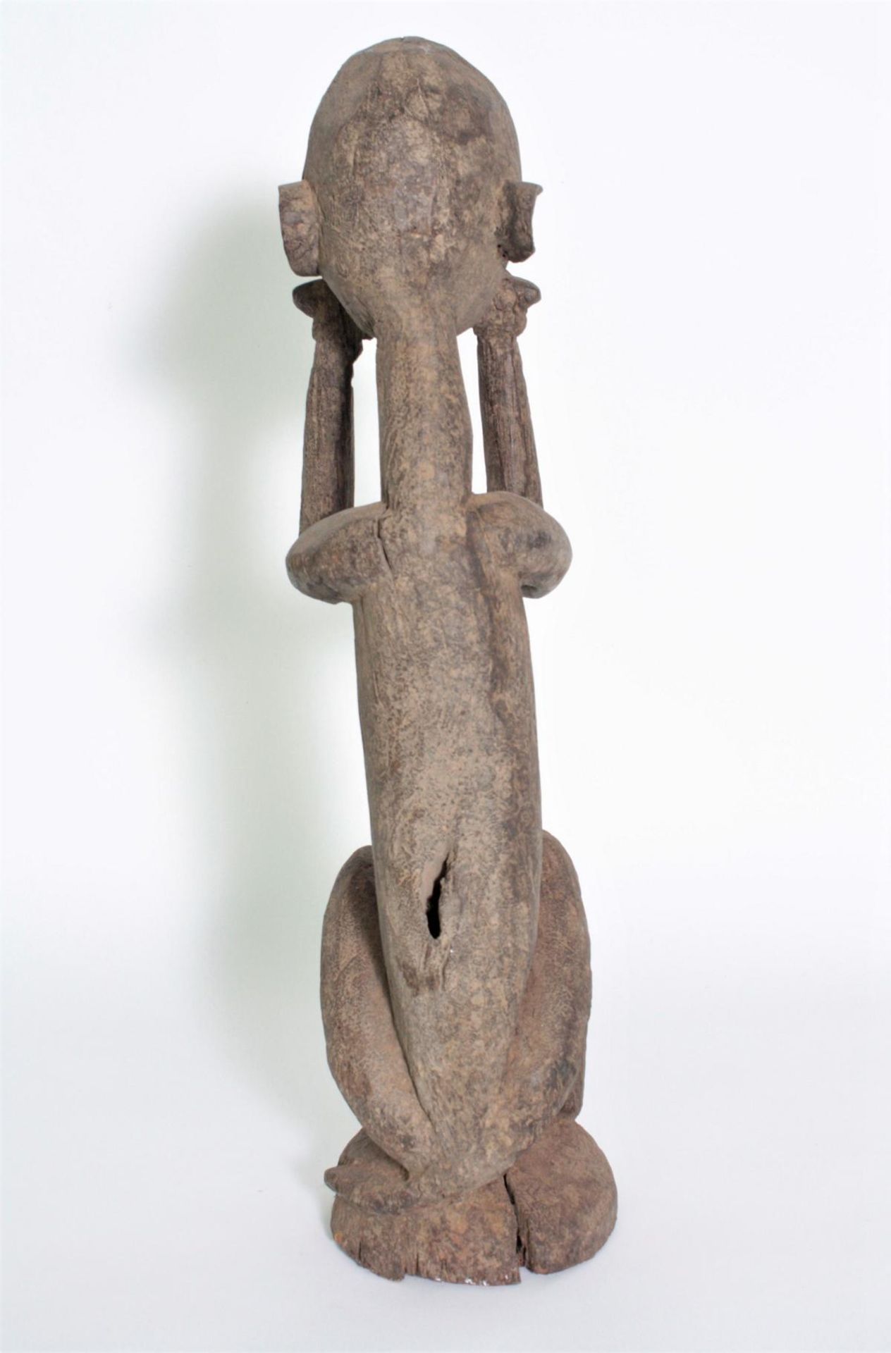 Hockende zoomorphe Figur, wohl Lobi, Burkina Faso, 1. Hälfte 20. Jh.Holz geschnitzt, graubraune - Bild 3 aus 10