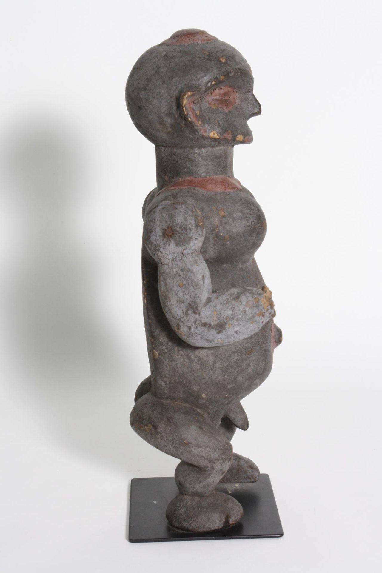 Männliche Marionette, Eket, Nigeria, 1. Hälfte 20. Jh.Holz geschnitzte männliche Figur mit roter - Bild 2 aus 7