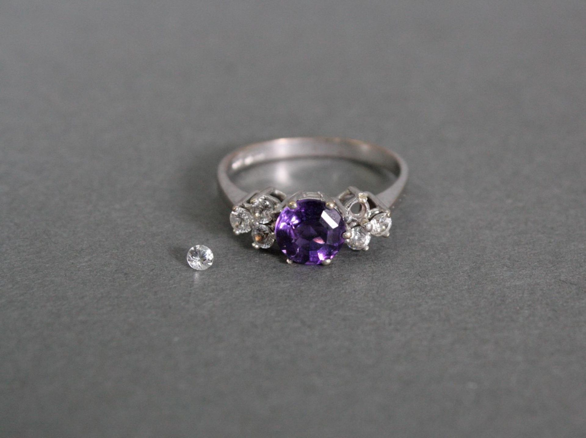 Damenring mit Amethyst und Diamanten, 8 Karat WeißgoldAmethyst im Diamantschliff von ca. 1 Karat,