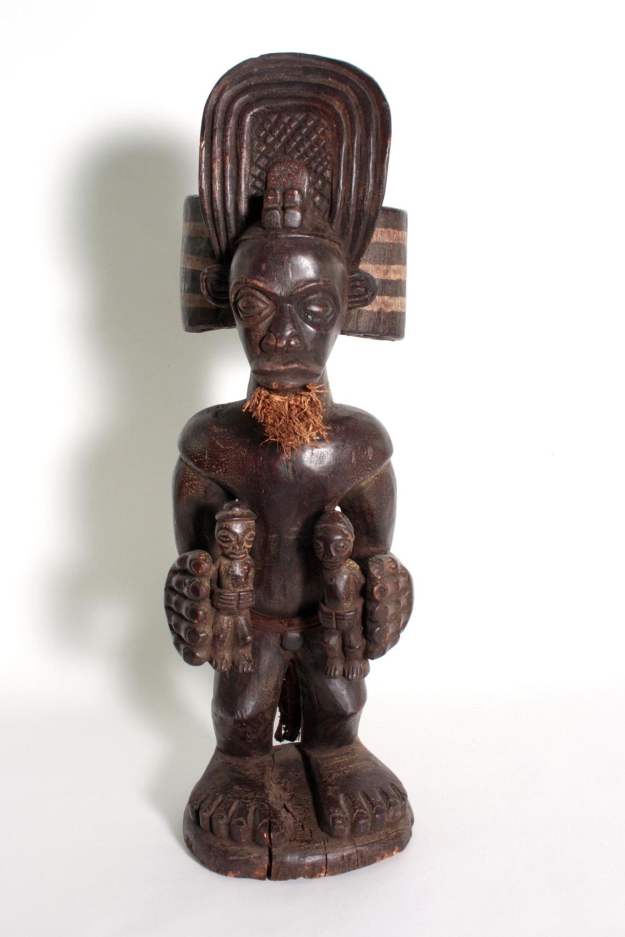 Figur des Chibinda Ilunga, Chokwe, Angola,, 1. Hälfte 20. Jh.Holz mit dunkelbrauner Patina. Der