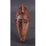 Maske der Bambara, Mali 1. Hälfte 20. Jh.Holz geschnitzt, Musterritzungen, mit  Chamäleon-Aufsatz,