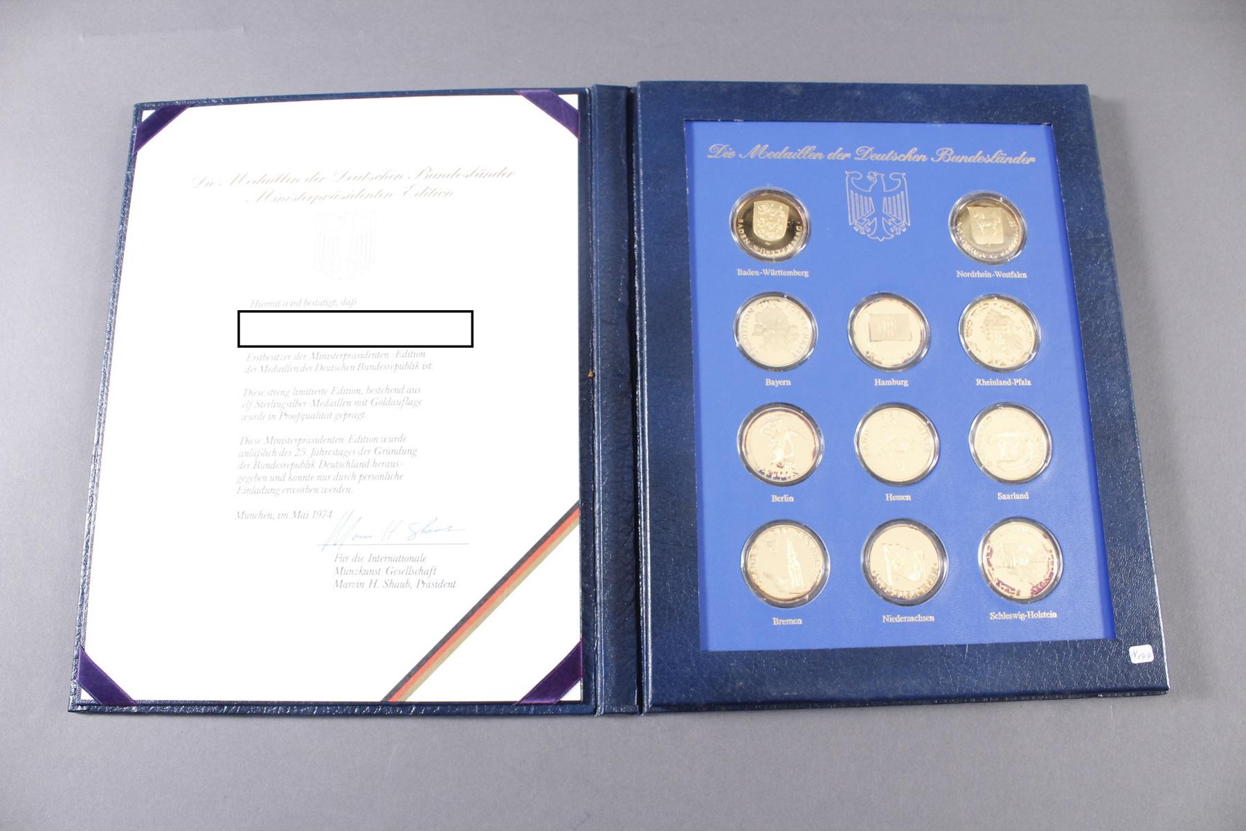 Die Medaillen der Deutschen Bundesländer, 11 Sterlingsilbermedaillen von 1974Medaillen vergoldet.