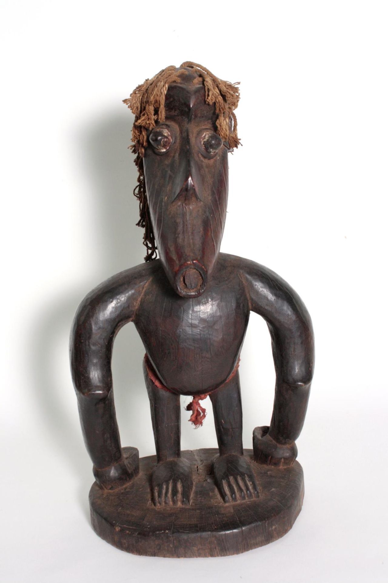 Außergewöhnliche zoomorphe Figur, wohl Kongo, 1. Hälfte 20. Jh.Holz geschnitzt. Auf Sockel