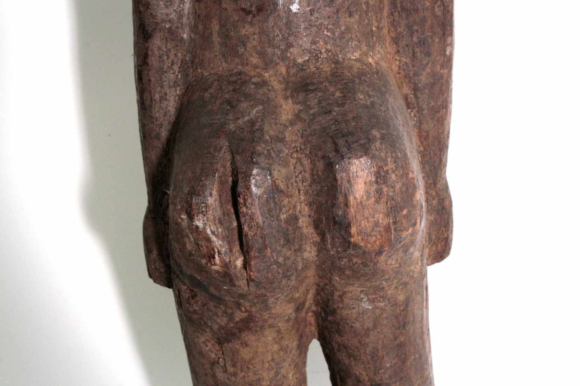 Stehende weibliche Figur, wohl Lobi, Burkina Faso. 1. Hälfte 20. Jh.Holz, dunkelbraune und - Bild 3 aus 5