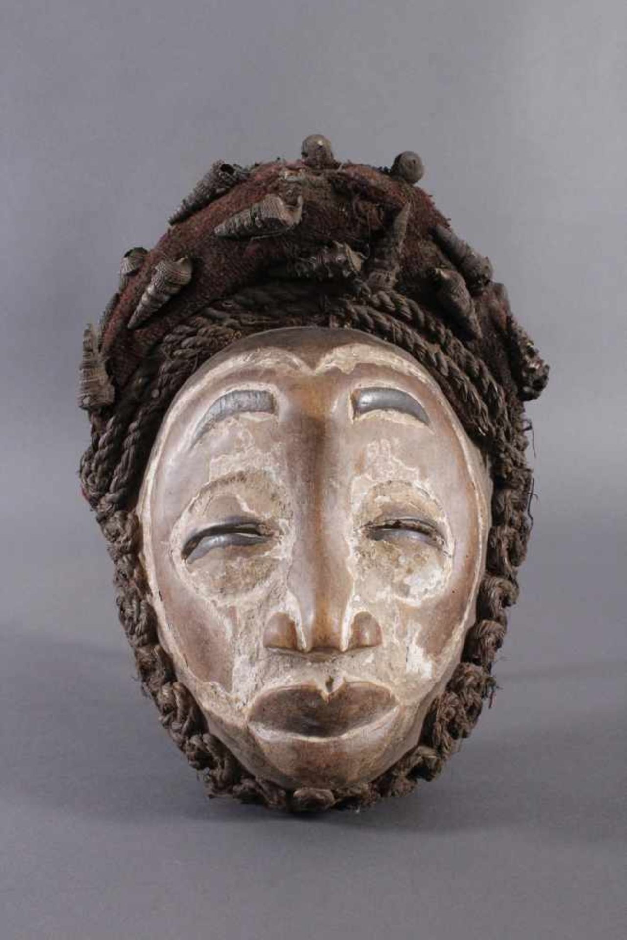 Antike Maske, Wobe/Bete, Elfenbeisküste 1. Hälfte 20. Jh.Holz geschnitzt, dunkle Patina. Reste