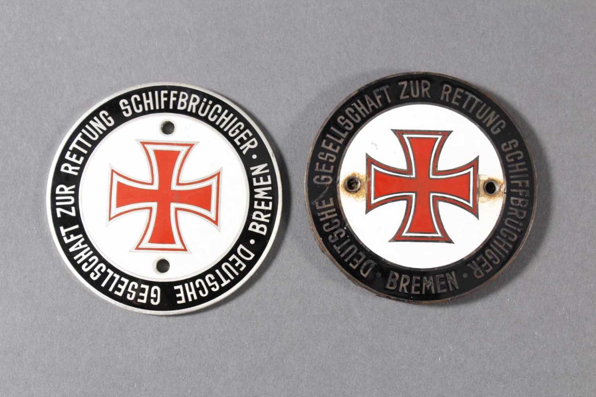 2 Plaketten Deutsche Gesellschaft zur Rettung Schiffbrüchiger, BremenPolychrom emailliert. Eine