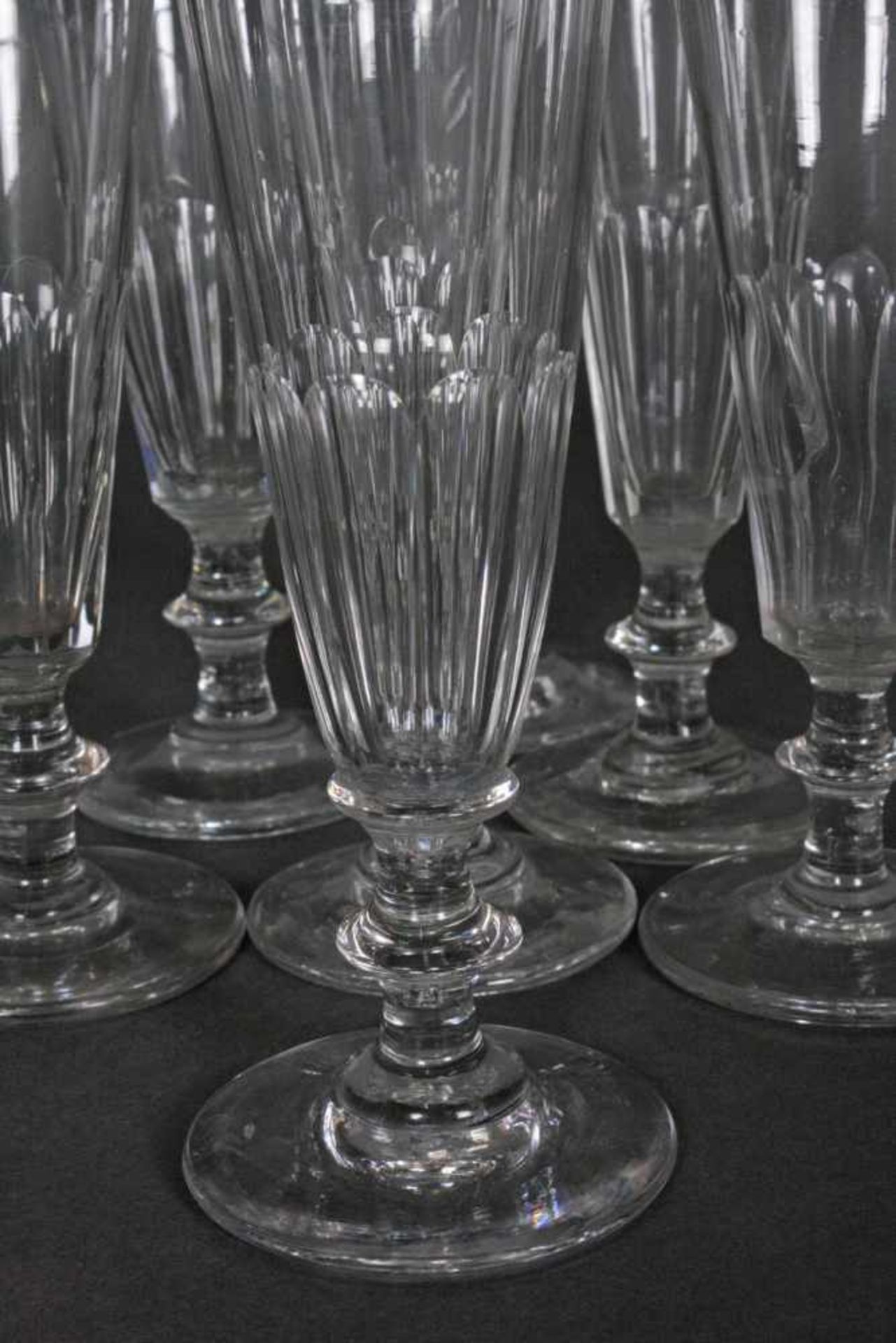 7 Biedermeier-SektgläserFarbloses Glas, runder Fuß, facettiert, Höhe ca. 17 cm - Image 2 of 2