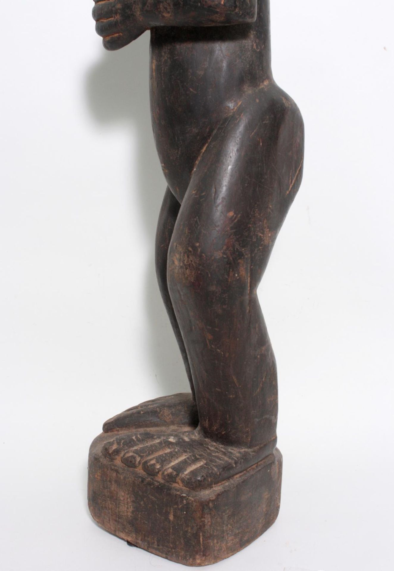 Große Figur, wohl "Eshu", Yoruba, Nigeria , 1. Hälfte 20. Jh.Holz geschnitzt, schwarze krustige - Bild 11 aus 11