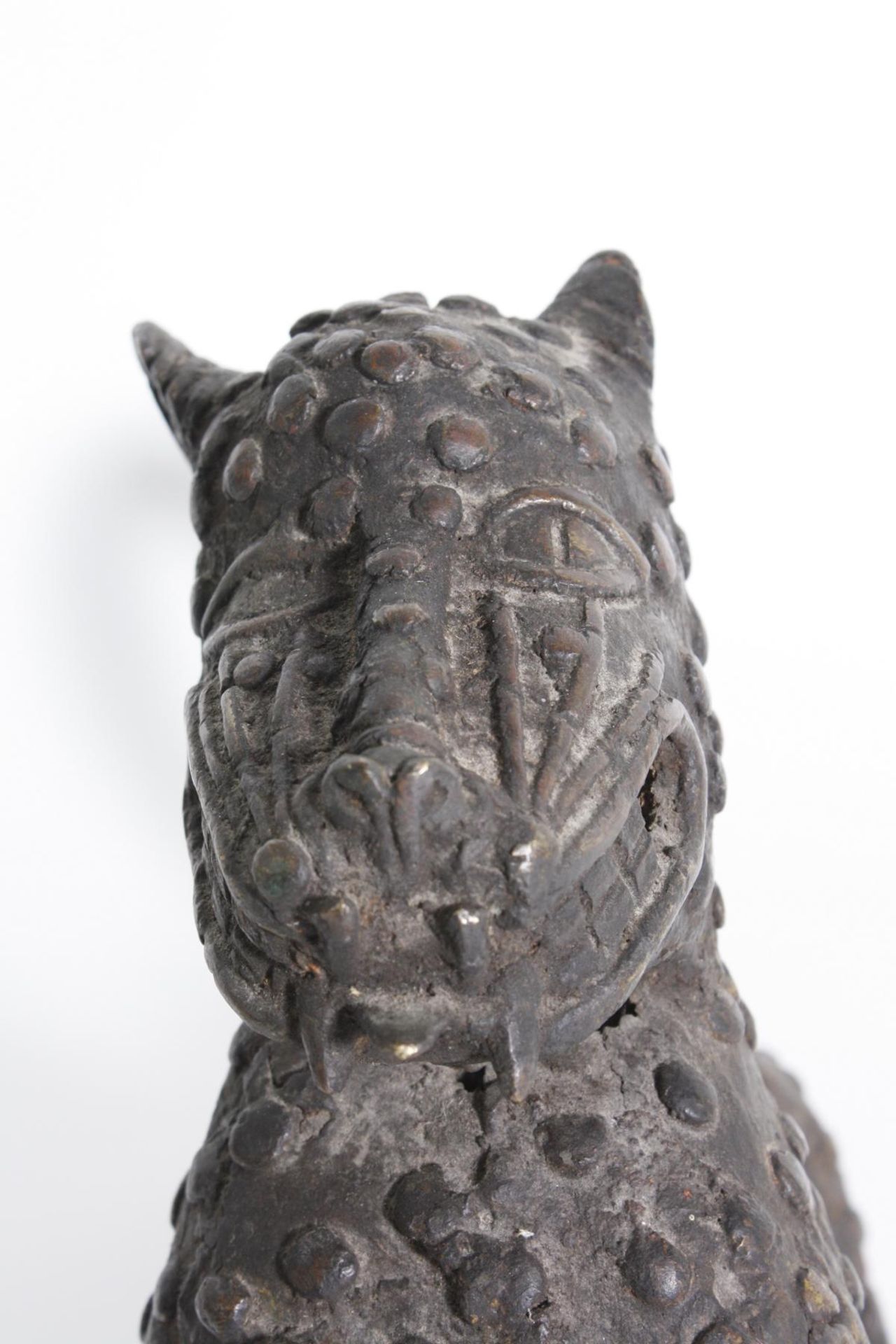 Bronze-Leopard, Benin, Nigeria, 1. Hälfte 20. Jh.Sitzendes Tier mit punktierter Musterung auf der - Bild 3 aus 5