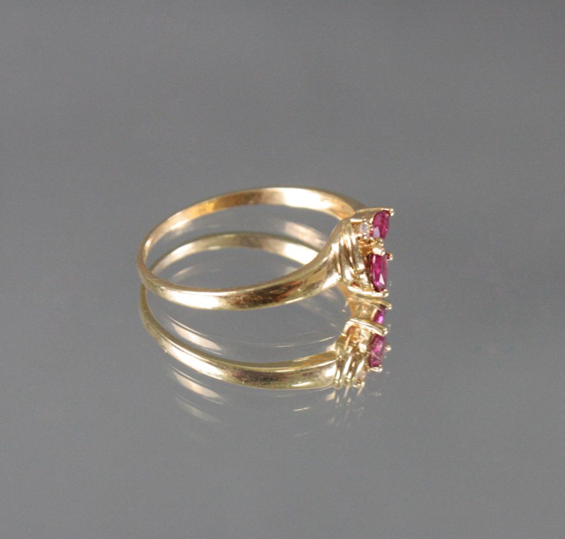 Damenring mit Rubinen und Diamant, 18 Karat Gelbgold3 Rubine (Marquise) ca. Höhe 0,32 cm, ein - Bild 2 aus 3