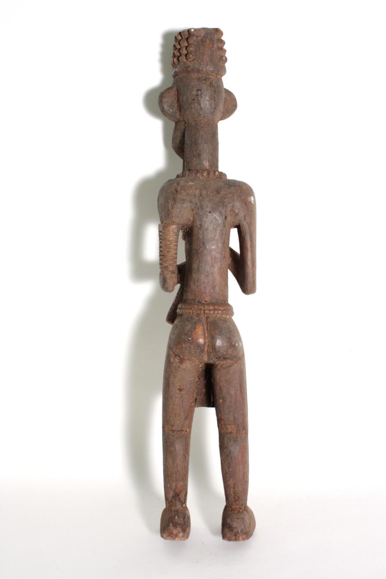 Große Ahnen-Figur, Bamileke, Kamerun, 1. Hälfte 20. Jh.Holz geschnitzt, mit Erdkruste. Stehende, - Bild 2 aus 4