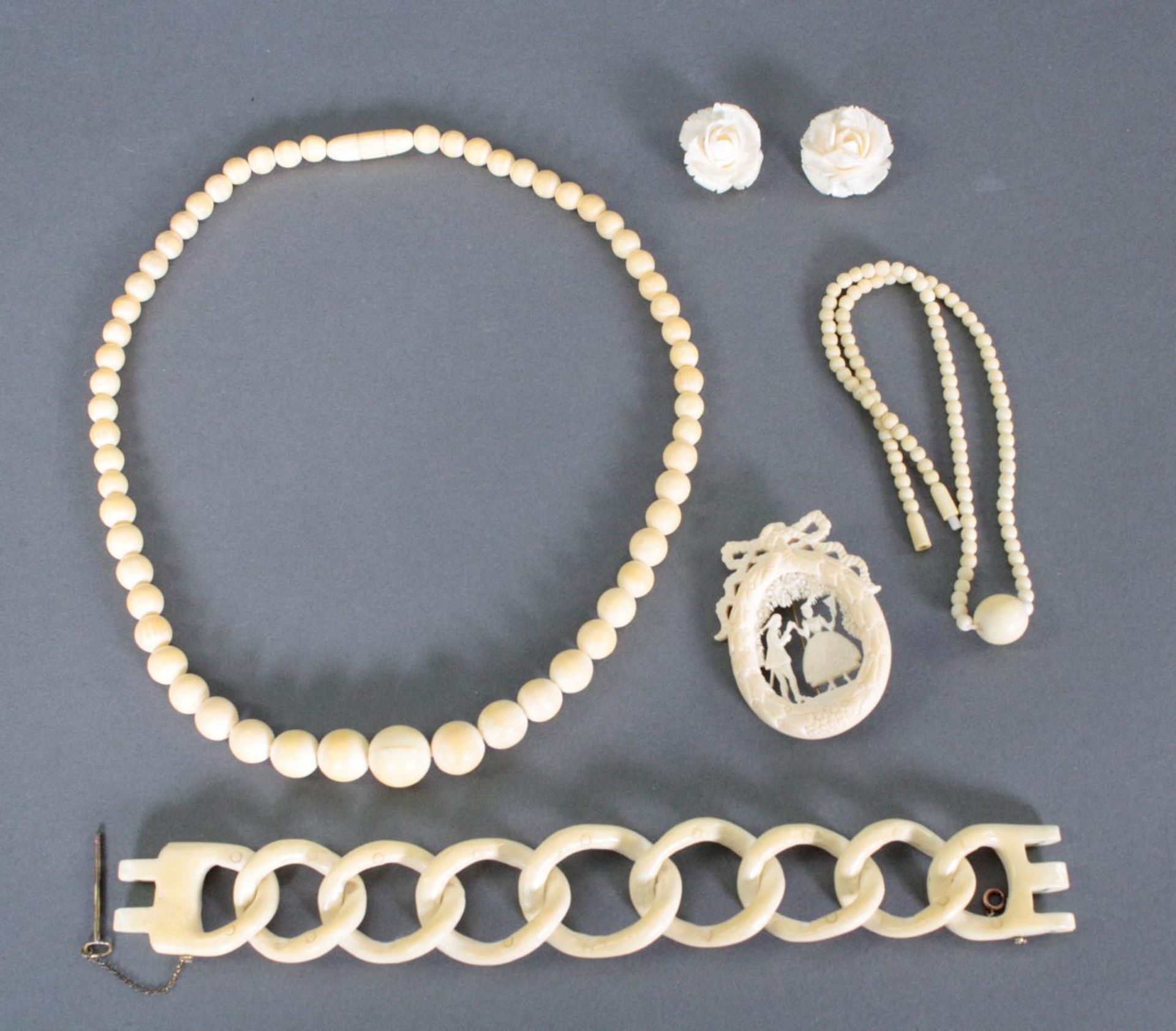 Konvolut Elfenbeinschmuck, 1. Hälfte 20. Jh.1 Gliederarmband, Länge 21 cm. 1 Halskette mit Kugeln im