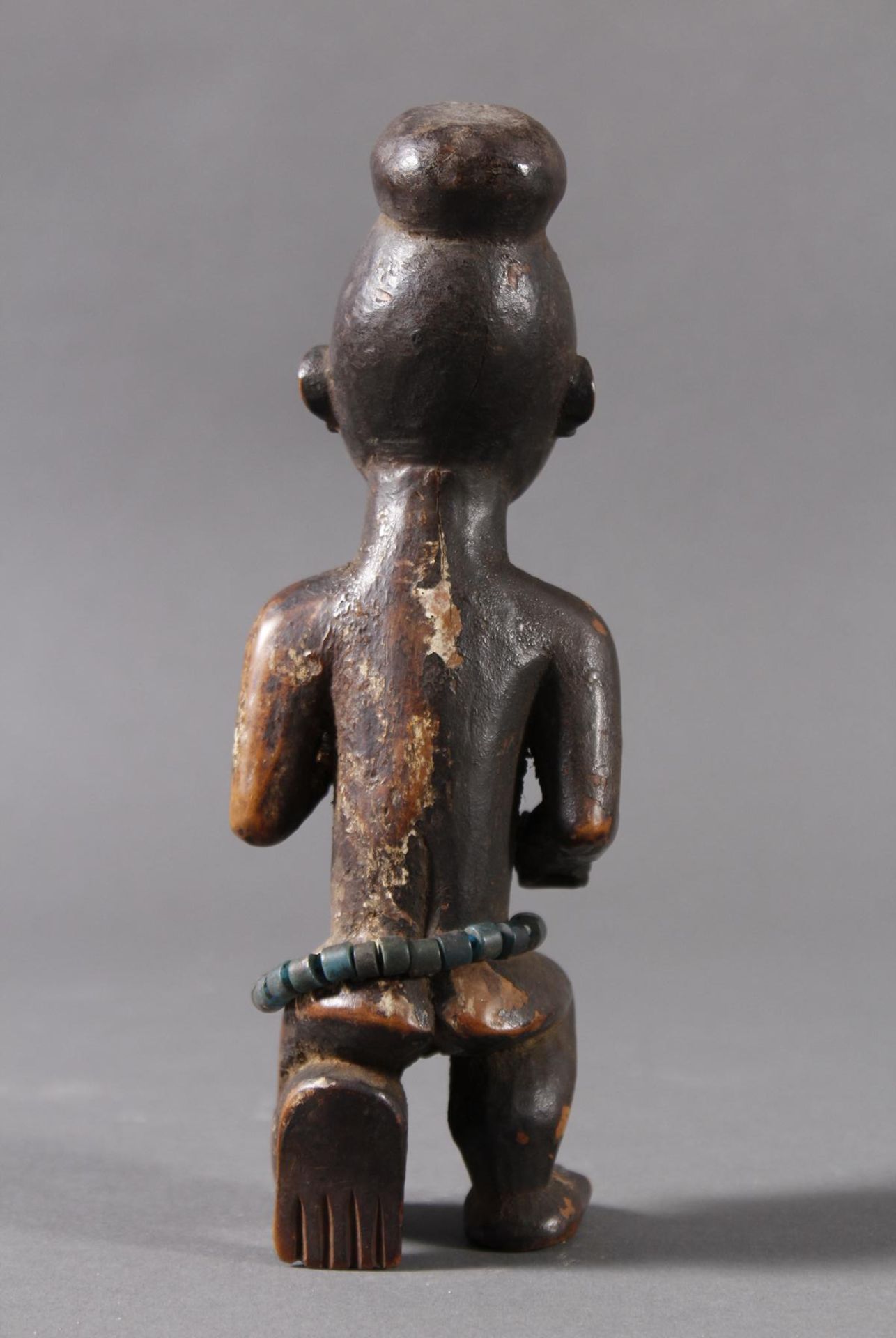Fetischfigur Bakongo-ViliHolz mit schöner Alters- bzw. Gebrauchspatina. Augen und Ohren mit - Bild 3 aus 5