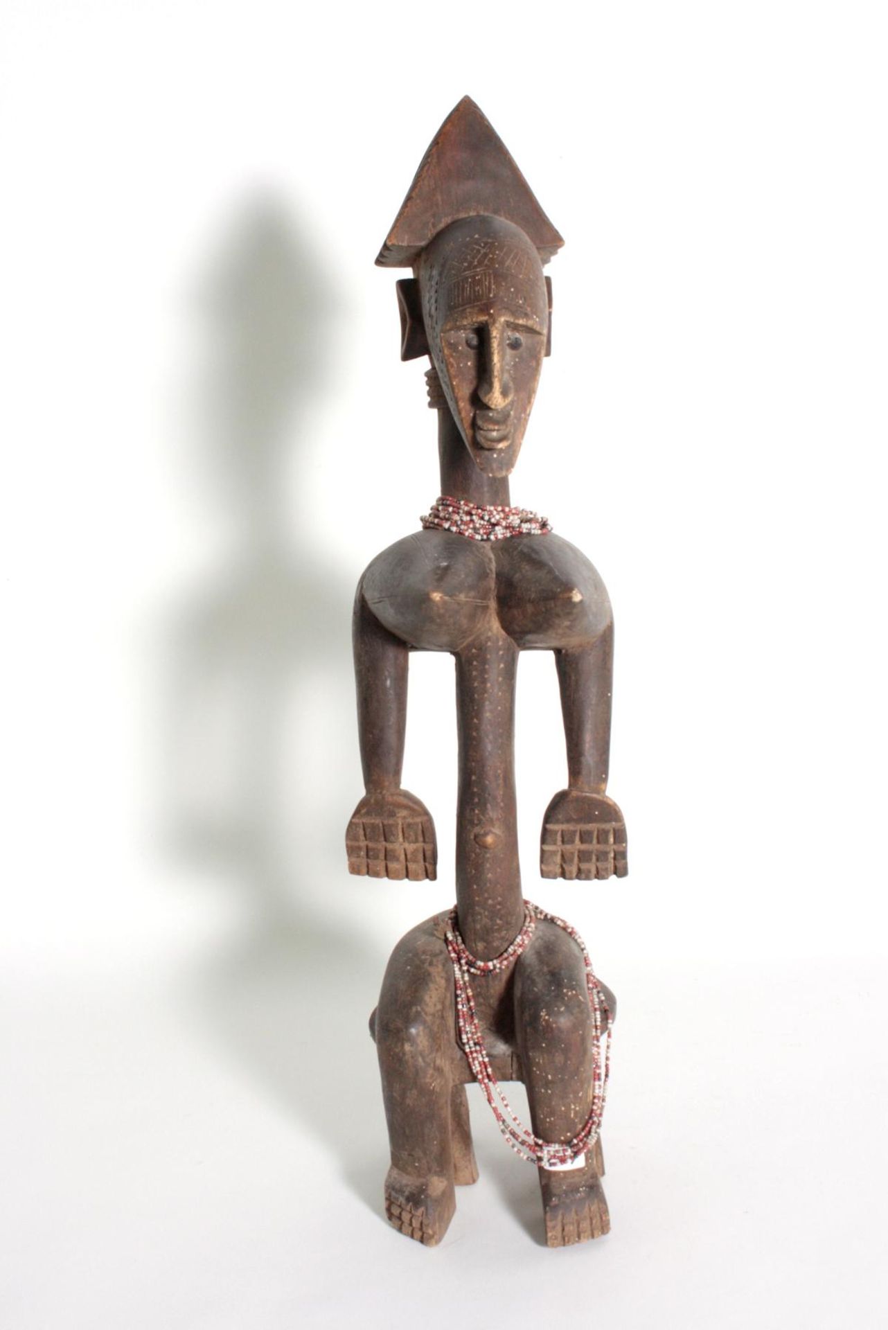 Bambara/Mali, sitzende weibliche Figur, 1. Hälfte 20. Jh.Holz, dunkelbraune Patina, sitzende Frau