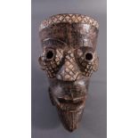Antike Maske, Yaure Elfenbeinküste 1. Hälfte 20. Jh.Holz geschnitzt, dunkle Patina, Reste weißer