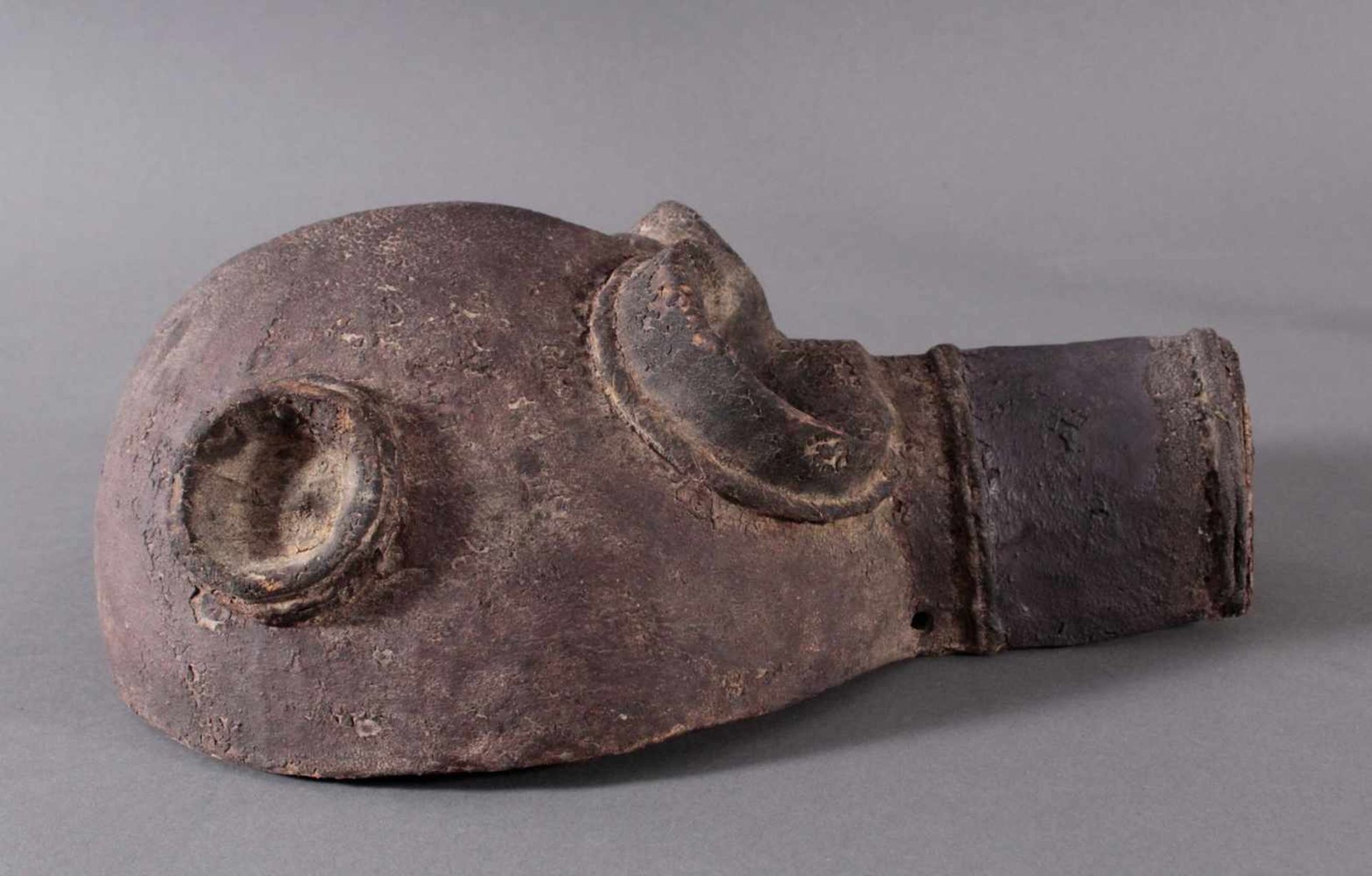 Antike Große Zoomorphe Maske. SeltenAus dem Vollholz geschnitzt, dunkle Patina darüber schwarze - Bild 2 aus 7