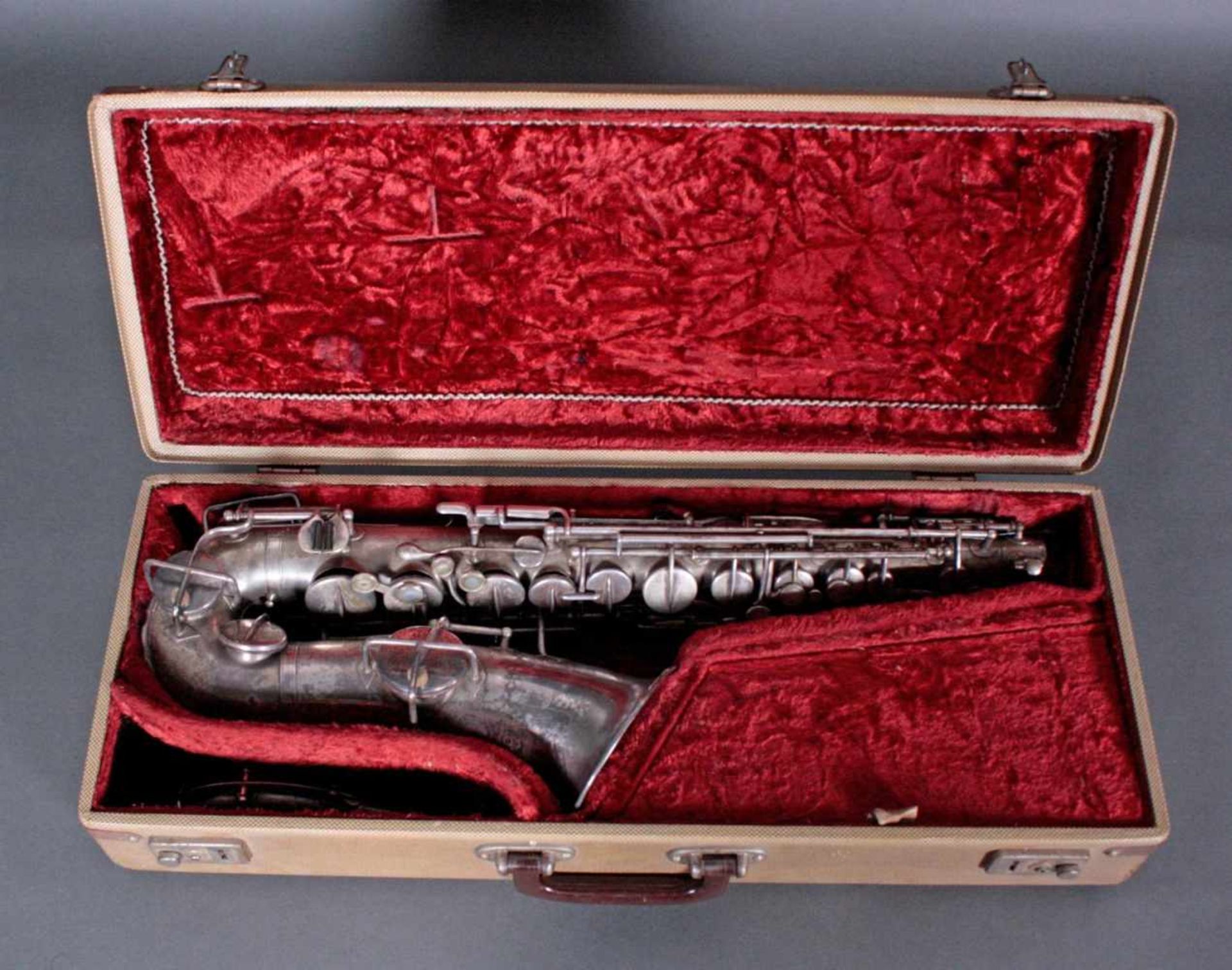 Saxophon Elkhart/Indiana, wohl 1. Hälfte 20. JahrhundertVersilbert und mit floraler Gravur. - Bild 6 aus 7