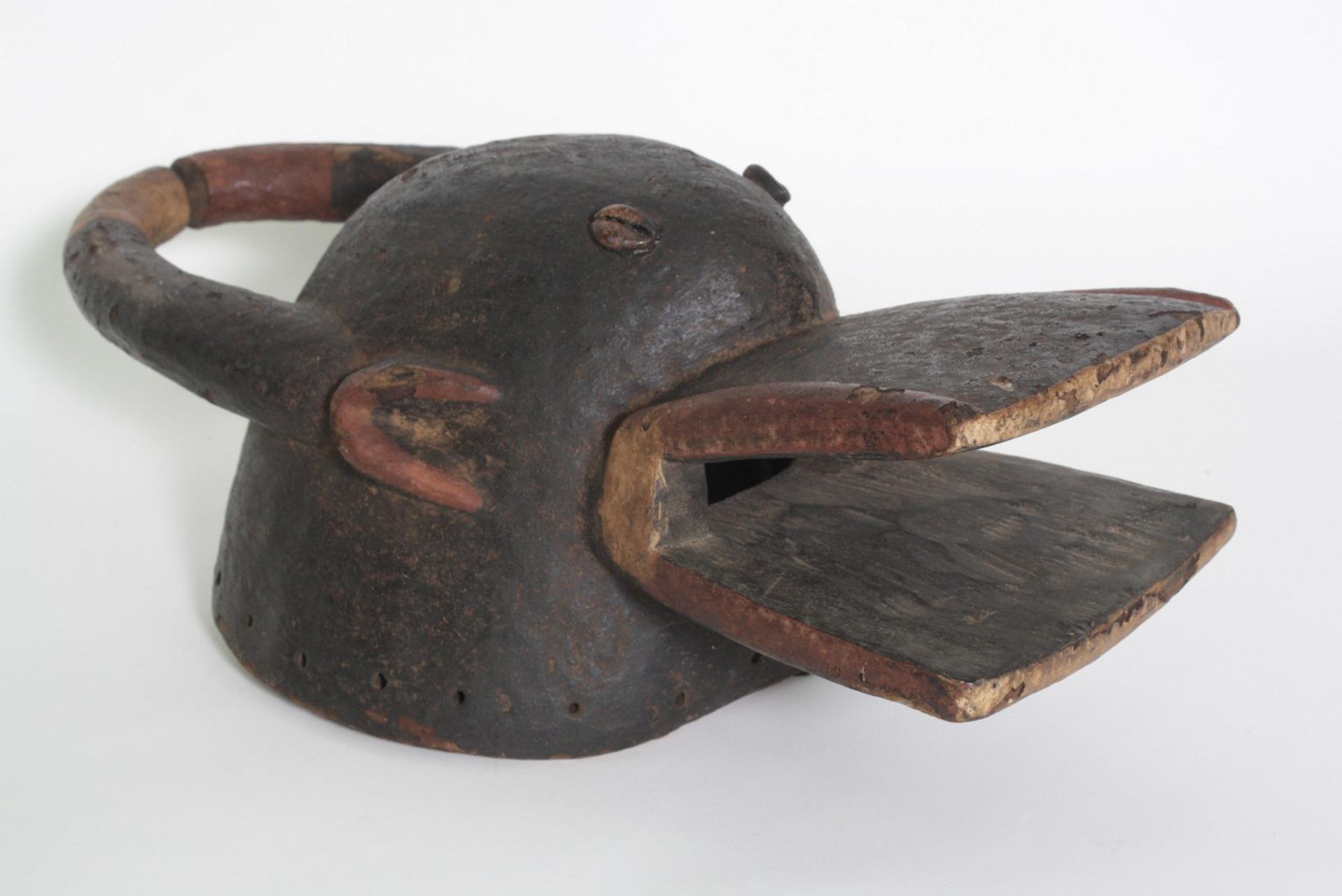 Chamba Büffelmaske, "Nam Gbalang", Nigeria, Kamerun, 1. Hälfte 20. Jh.Holz, geschnitzt, Helmmaske, - Bild 2 aus 4