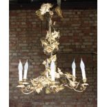 Hängelampe im Florentiner-StilDekorative Lampe aus vergoldetem Metallblech, sechs Brennstellen. Höhe