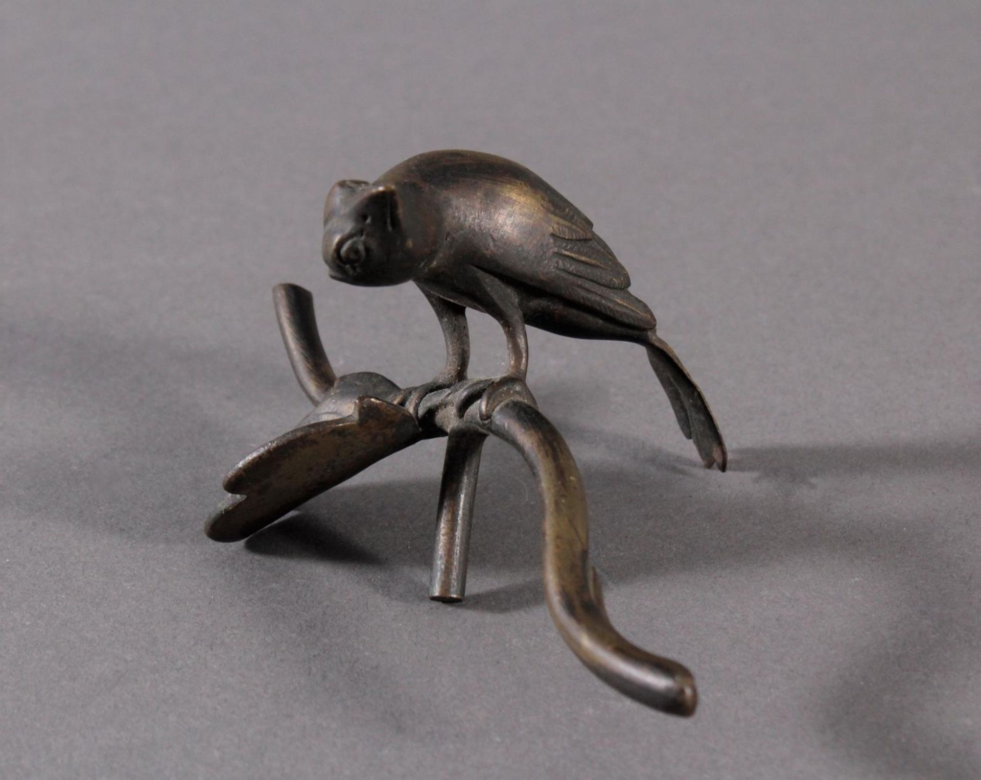 Antike Bronzeskulptur eines Vogels mit dunkler PatinaPlastische Darstellung eines Kolibris auf einem