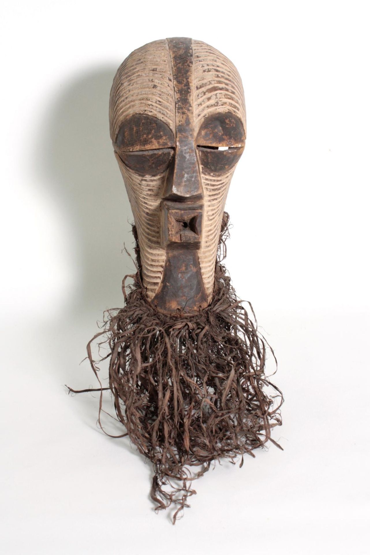 Weibliche Kifwebe-Maske "kikashi", Kongo/Songe, 1. Hälfte 20. JhHolz, weißes und schwarzes