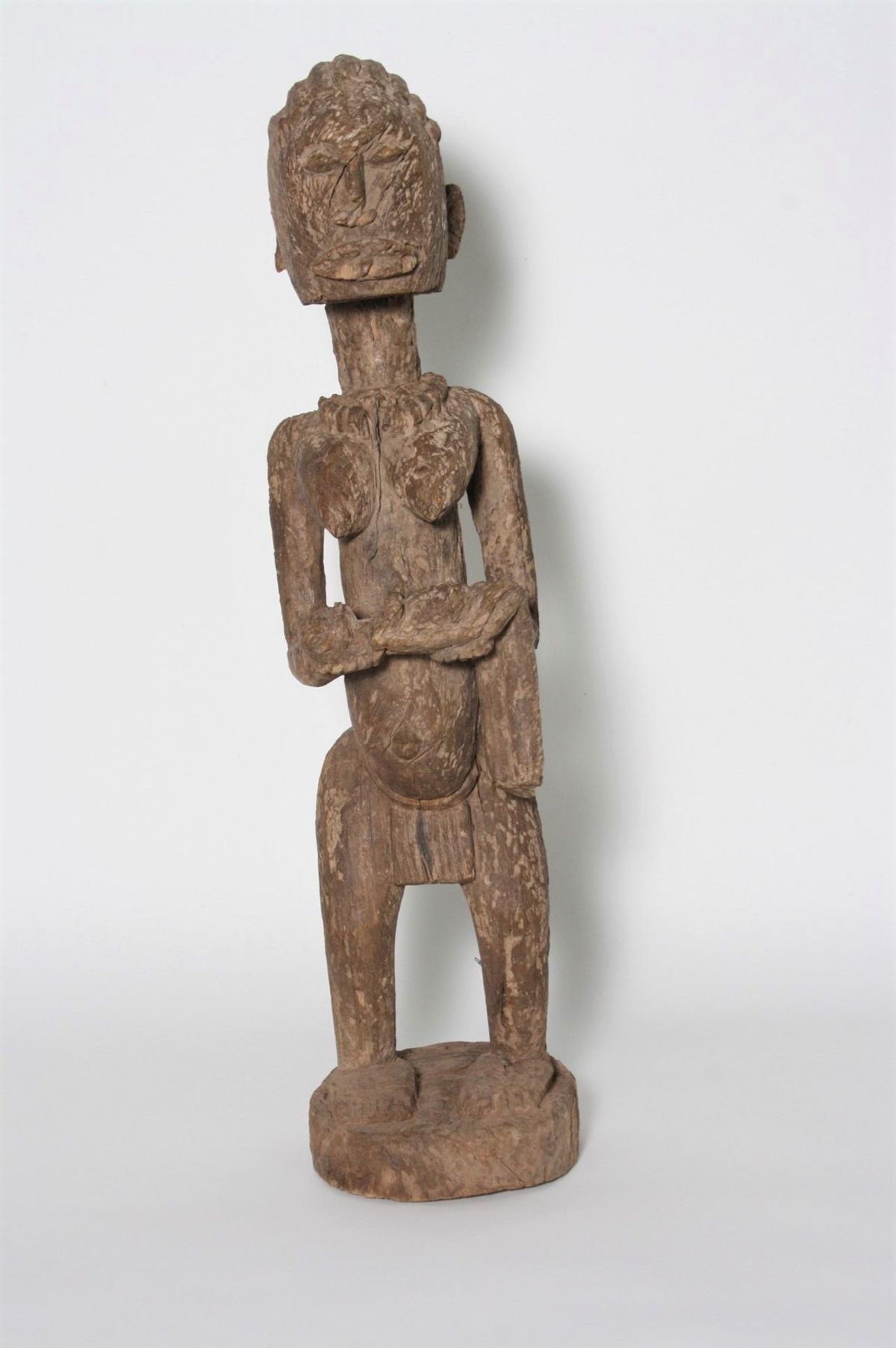 Mutter-Kind-Figur, Dogon, Mali, Burkina Faso, 1. Hälfte 20. Jh.Hartholz, braune Patina, stehende