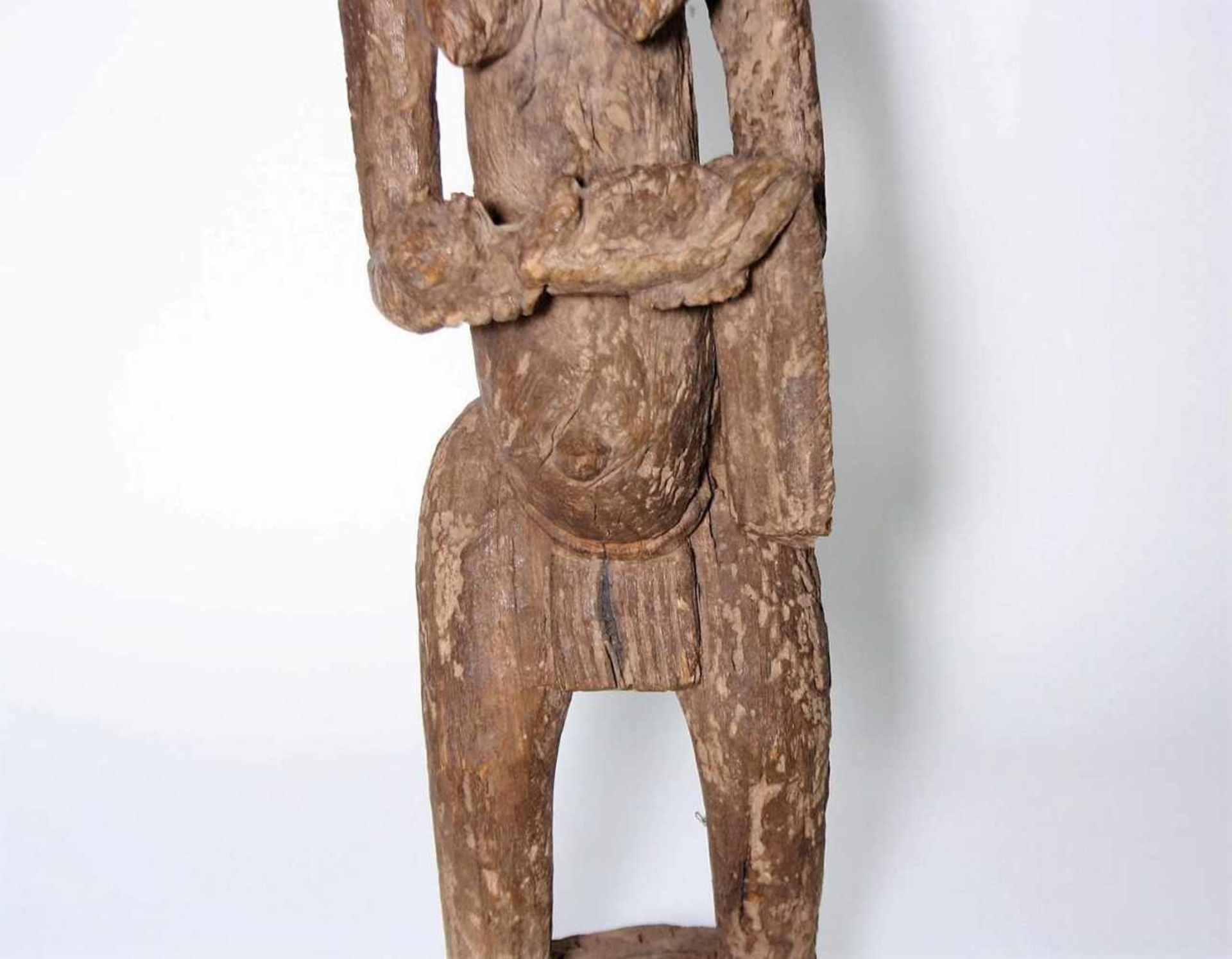 Mutter-Kind-Figur, Dogon, Mali, Burkina Faso, 1. Hälfte 20. Jh.Hartholz, braune Patina, stehende - Bild 5 aus 7