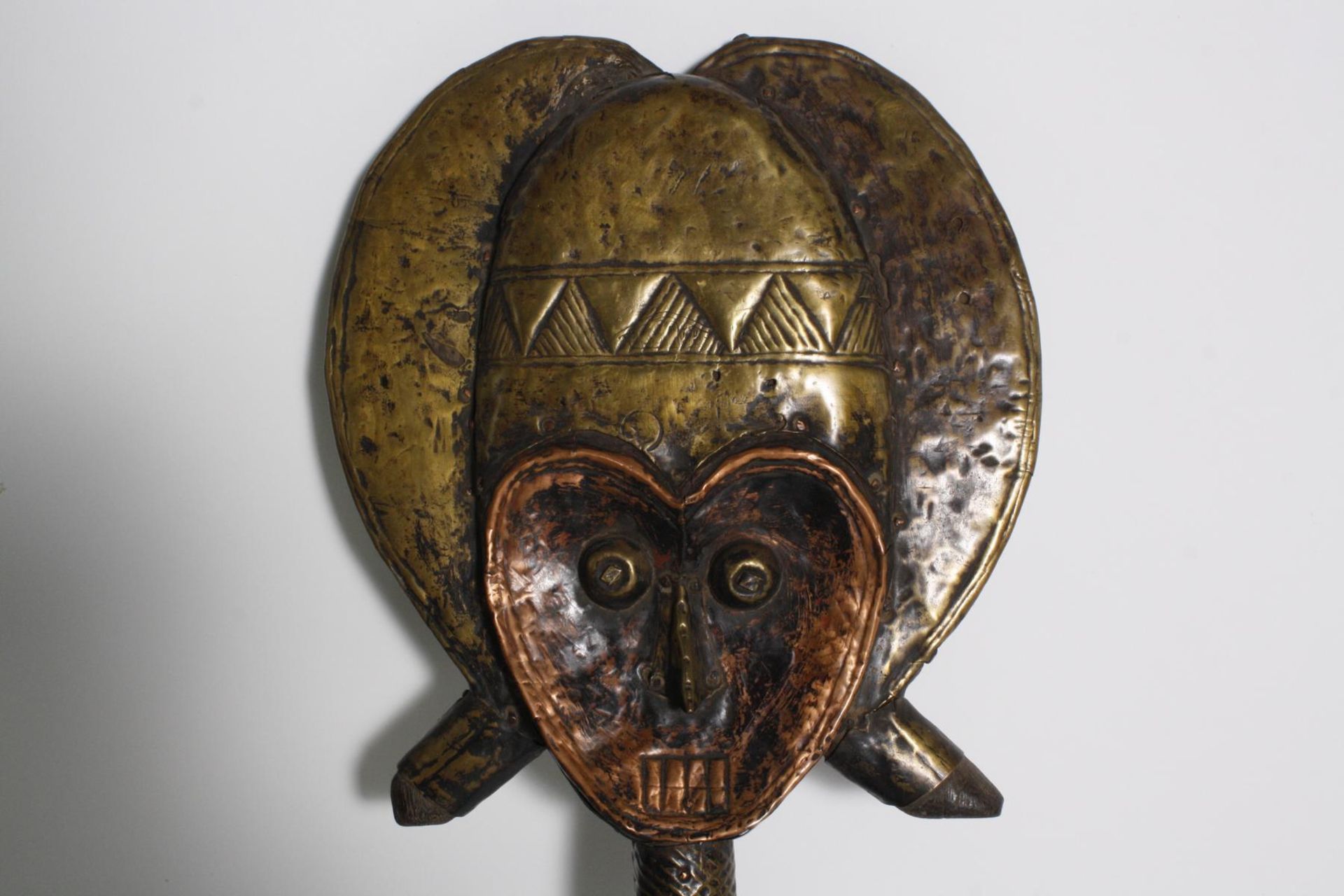 Bwiti-Reliquiar der Kota, Gabun, 1. Hälfte 20. Jh.Holz, konkave Gesicht mit eiförmigen Stirn, - Image 2 of 3
