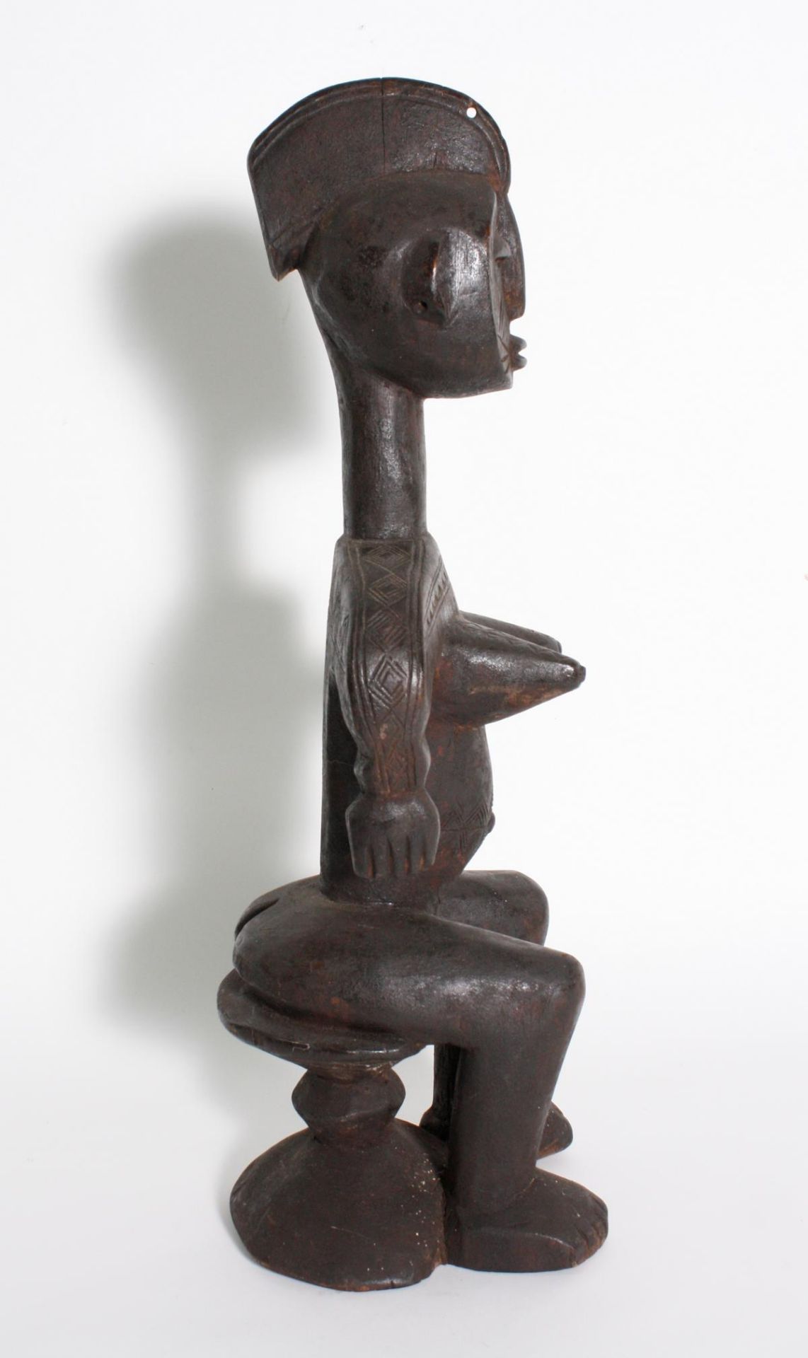 Sitzende weibliche Figur, Bambara, Mali, 1. Hälfte 20. Jh.Holz, geschnitzt. Dunkler krustiger - Bild 4 aus 6